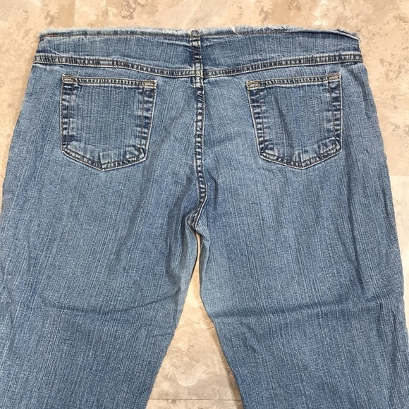 FOREVER 21 BLUE CROP JEANS DISTRESSED SIZE Large - Picture 6 of 8